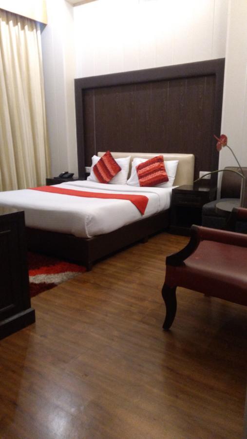 Hotel Bizzotel Gurgaon Buitenkant foto