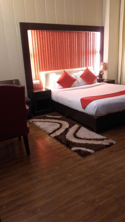 Hotel Bizzotel Gurgaon Buitenkant foto