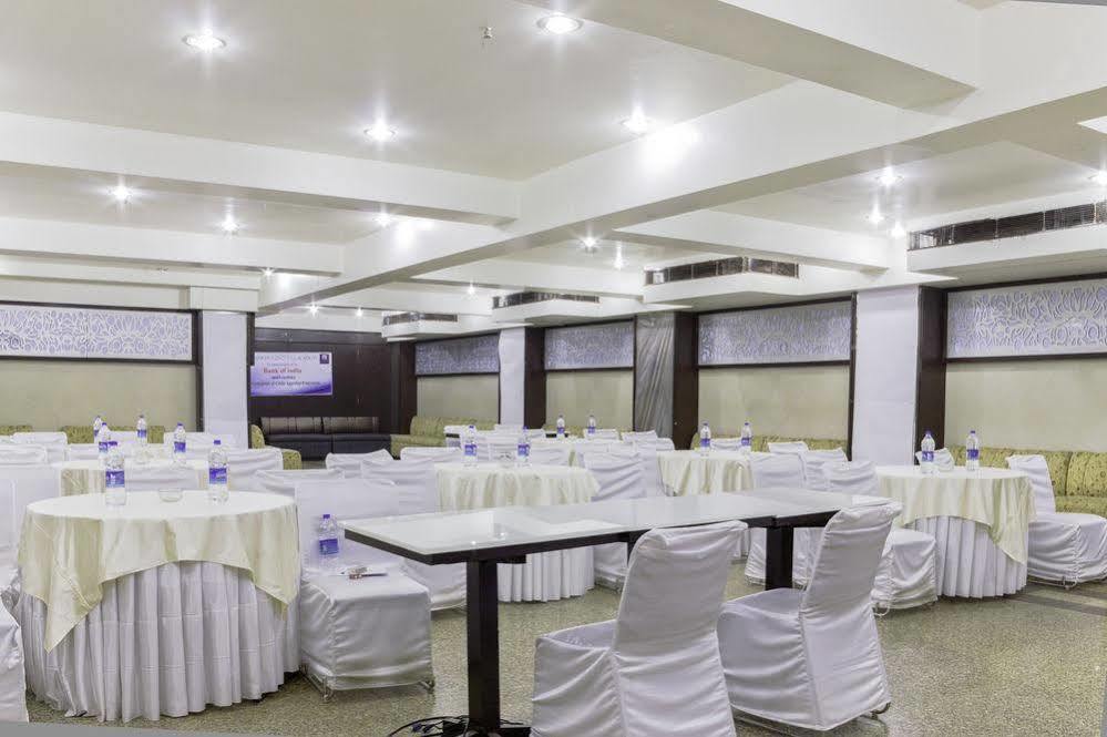 Hotel Bizzotel Gurgaon Buitenkant foto