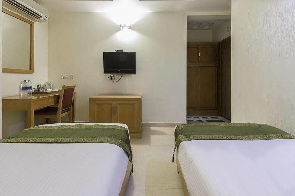 Hotel Bizzotel Gurgaon Buitenkant foto